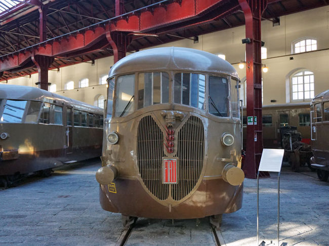 イタリア南部カンパニア州の州都ナポリは、ローマ、ミラノに次ぐイタリア第三の都市。<br />スパッカナポリや王宮、卵城等の観光は他の旅行記にお任せすることにして、イタリア鉄道のピエトラルサ国立博物館をご紹介します。<br /><br />場所は、ナポリ中央駅の地下にあるナポリガリバルディ広場駅から、サレルノ方面行きイタリア鉄道のローカル線に乗車し、地上に出て車窓にヴェスビオ火山を眺めながら3駅。ナポリ湾に近いピエトラルサ駅で下車すると、博物館は駅に隣接しています。<br /><br />鉄道車両の整備工場の跡地を利用したと思われる博物館には、イタリア国鉄で活躍した数多くの蒸気機関車や古典的な電気機関車、1930年代に流行した流線型のディーゼルカーなど貴重な車両や囚人護送車などのちょっと珍しい車両が保存され、屋内展示ということもあって良好な状態に維持されています。<br /><br />日本の大宮や京都の鉄道博物館と大きく異なるのは、来館客がほとんどいないこと。その分、ゆったりと見学ができます。<br /><br />ここでは、主な展示車両をご紹介しますが、一通り全部の車両の写真を撮ってきて、下記のURLに掲載しているので、興味のある方はご覧ください。<br />https://omoidenoshasoukara.web.fc2.com/tabinoshasoukara/napolimuseum/napolimuseum1.html
