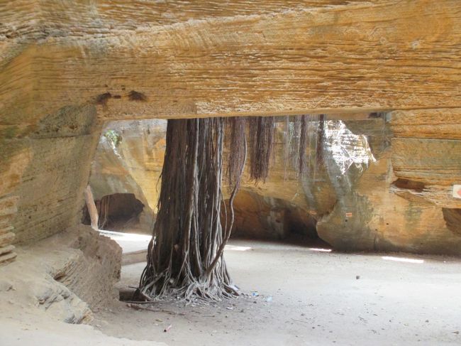 ディーウのカラフルな街並みを散策して、ナイダ洞窟（Naida Caves)の自然の造詣を楽しむ。