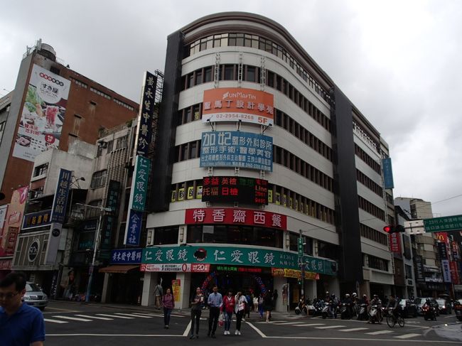 この日も日曜日で、新北市板橋區中山路にある、予約必至の老舗の西洋料理店「特香齋(とうしゃんさい)」。昼夜とも、満席が、分かっていますので、姉妹店の「原素食府」同様、人を介して、無理やり、いつものメンバー６名の予約を入れて頂きました。初めは、３階のフロアでしたが、メインの２階にして頂きました。暫く、ビルの外装工事をされており、改装後に訪れるのは、初めてです。今は、娘婿がオーナーで、初代オーナーは、原素食府が、メインで、たまたま、この日は、特香齋に顔を出していて、ご挨拶しました。食後のフルーツ盛り合わせもサービスして頂きました。