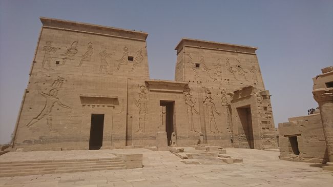 いよいよ初めてのエジプト旅行に行くことになりました。<br />カイロ（ギザ）からルクソール、アスワン、アブシンバルと南下していくルートで航空券とホテルは自分で手配したものの個人で動くのがなかなか難しいので現地での行動はほぼ現地ツアーに参加する形になりました。<br />この日はイシス神殿を含むアスワンの一日観光のツアーに参加しました。前夜からの砂嵐でスケジュール変更を余儀なくされましたが何とか周ることができました。