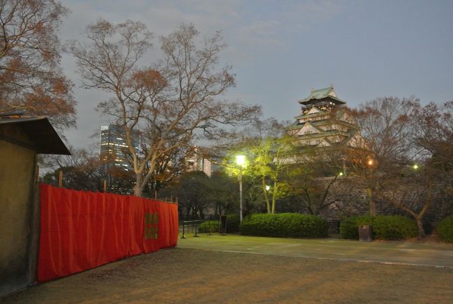 真田がテーマの今回。<br />上田城だけで終わるはずもなくそのまま大阪攻めに参る。<br />かつて秀忠がしたように、上田城にちょっかい出してからの中山道をひた走る展開( *´艸`)<br /><br /><br />実はこの日の夕方、大阪城の西ノ丸庭園で行われる「戦国・ザ・リアルat大坂城」を見るために大阪へ向かってます♪<br />戦国・ザ・リアルat大阪城とは、日本が誇る特別史跡“大阪城”を背景使い、プロジェクション・マッピングやライブ・ショー、花火でおりなすスペクタクルライブショーでして、ユニバーサルスタジオジャパンが、史上初めてパーク外で行うショーなんです(^3^)<br /><br />しっかり堪能した後は、何故か京都でお泊まりなんです(;^_^A<br />無駄な移動は承知です。<br />仕方なかったんです。<br />城攻めだけじゃ、家族が納得しなかったもんで(/o\)<br />加茂川館に泊めて頂いて就寝zzz<br /><br />翌朝はちゃんと京都観光へ。<br />とは言っても清水寺だけですけど。<br />晩秋ではなく、既に初冬に入ってる京都。<br />紅葉は諦めてましたが、一部だけギリギリセーフ(〃´o`)=3<br />ちゃんときれいな紅葉に出会えました♪<br /><br />では京都とはこれでおさらば(^_^;)<br />えっ!?(;゚∇゚)<br />ホントこれだけ、申し訳程度。<br />城攻めだけでは納得させられなかった嫁対策(^ ^ゞ<br /><br />で、ようやく再度大阪入りします。<br />無駄な移動だということはは承知済み。<br />しょうがないんです…。<br /><br />まずは腹ごしらえ♪<br />大阪なので、美味しいお好み焼を食べよう!!<br />なんばの福太郎さんにやって来ました。<br />かなりの行列です。<br />昨日の夜も行列。<br />行列グルメばっかりだな(;^_^A<br />お好み焼、すじねぎ焼き、焼きそばも♪<br />大阪の王道かしらね?<br /><br />実は今日は大河ドラマ真田丸で、大阪城が落城する最終回なのです。<br />そこに合わせたように大阪城へ、再度やって参りました。<br />昨日の夜はユニバーサルのショーを楽しみ、今日の昼間で城内に攻め込みます。<br /><br />あぁ秀頼さまぁーー(゜ロ゜)<br />天守からのぞむ大阪の街はお城をビルが囲み、まさに大阪の陣当時の包囲網のような気分がします。<br />コンクリートの大軍に囲まれた大阪城は完全に孤立した豊臣家。<br />家族の誰も理解出来ない自分だけの楽しみかたでした♪♪<br /><br /><br />帰りは、翌年の大河ドラマの地「浜松」へ。<br />(とはいっても浜名湖SAでメシ食っただけのこじつけ)<br />来年も面白いと良いなぁ、直虎♪♪<br /><br /><br />おしまい<br /><br /><br />