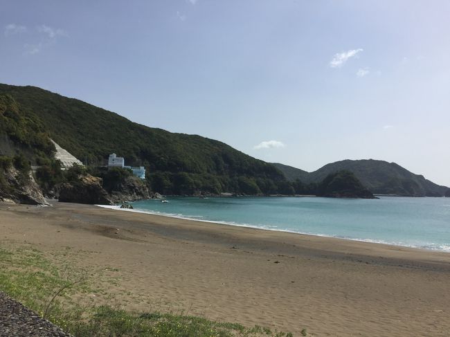 以前放映された、NHKの朝ドラ「ウェルかめ」の舞台となった美しい海の風景を機会があればいつか見に行きたいと思っていました。今回、ライブ参戦を機に徳島市から足を延ばして日和佐を訪れることにしました。<br />ウミガメの産卵地としても知られる美しい海岸、薬王寺さんでのお参りと日和佐の町並みの風景、美味しい阿波尾鳥のランチに楽しいライブ♪・・短い時間でしたが徳島を楽しみました。