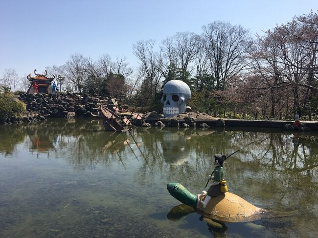 山中温泉からの帰り、加賀温泉駅付近で時間つぶしができるところがないか、検索して見つけた加賀市中央公園。<br /><br />桜の木が沢山あるようなので期待したものの、開花には1週間～10日ほど早かったようで。<br />その代わりに（？）シュールな「おとぎの国」を楽しんできました。<br />