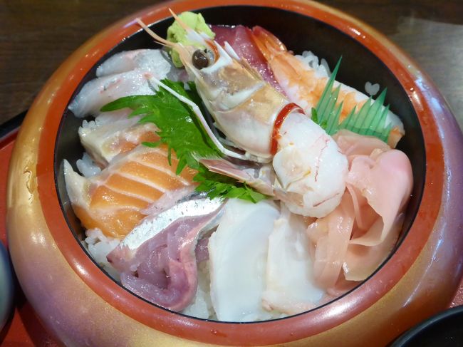 4月中旬にマメザクラとアセビが満開になる伊豆山稜線歩道。その西の端にあたる金冠山、達磨山から船原峠までを歩きました。写真で見るとなだらかな稜線ですが、実際歩いてみると意外ときつい登り。ただ絶景を見ながらの稜線歩きは気持ち良く、楽しく歩くことができました。宿は土肥温泉に2泊。1泊目は中浜屋さんに素泊まりで2泊目は民宿かねうさんに宿泊。伊豆のおいしい魚と山菜を存分にいただき、温泉にもゆっくり浸かり、心身ともに充実した旅になりました。<br /><br /> その2。土肥温泉観光&中浜屋宿泊編。伊豆山稜線歩道を船原峠まで歩き、平石バス停から土肥温泉へ。観光案内所周辺を観光し宿へ。1泊目の宿は中浜屋さん。素泊まりで非常にリーズナブル。温泉にゆっくり浸かり、登山の疲れを癒しました。2日目は土肥金山を見学し、昼食には海鮮丼を食べ、今日の宿がある馬場へ向かいました。