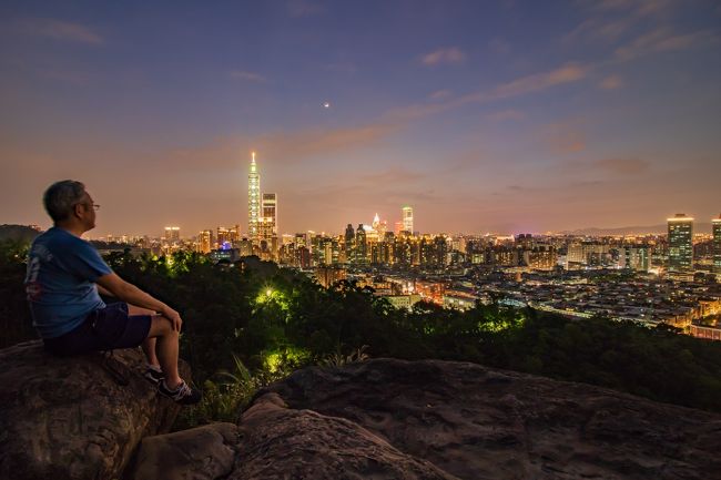 私の仕事は３連休以上がなかなか取れません。<br />ならば２連休で海外旅行に行ってみようじゃないか！と<br />昨年秋に弾丸台湾旅行を決行。<br />弾丸でも十分楽しめたので<br />またまた同じような旅程で行ってみましたよ♪<br /><br />便利で気に入ったバニラの台北夕方発のフライトは<br />残念ながら無くなってしまったので<br />チャイナエアラインを利用です。<br />仕事を終えて夜に成田を出発し深夜着。<br />三日目の夕方台北を出発します。<br />中途半端なシーズンだったせいか<br />全て込みで往復で37000円と格安でびっくり(@o@)<br />LCCとあまり変わらないかも。<br /><br /><br />5度目の台北なので<br />特に観光らしい観光はせず<br />MRTとYouBikeを使って<br />休日にその辺をぶらつくような<br />そんな感じの旅となりました～。<br /><br />