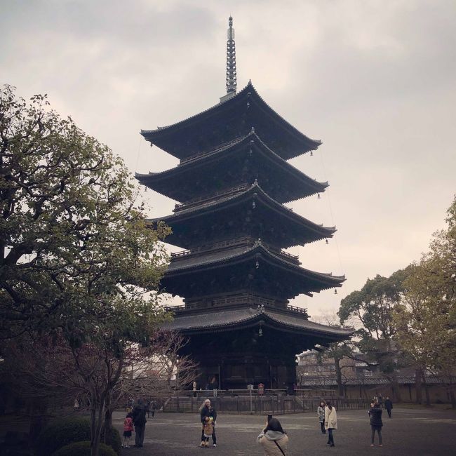 今回、京都ではいくつかの寺院を訪れました。そこでちょっとした気づきがあったので記しておきます。<br /><br />東寺です。私たちが訪れた時は、五重塔の中が特別公開されていました。塔の1Fの東西南北に1つずつ設置された窓が解放されて、中の神体を見学することが可能です。<br /><br />これ、昔訪れた時は建物の中に入れた記憶があるのですが、今回は窓の外側から見学できるのみ。案内の男性に「以前は中に入れましたよねえ」と聞いてみると、意外な返答が。<br /><br />「昨年（2017年）の9月頃に、内部の照明をすべてLEDに取り替えたんですよ。そうしたら大分明るくなりまして、外からでもよう見られるようになりました。それからは、お客さんを中に入れるのは止めました」<br /><br />さすがこの五重塔は国宝だけあって、文化庁の方針としても「むやみに人を入れてはいけない」とのこと。それはそれで残念ですが、LED効果は東寺の中のあちこちに見られます。<br /><br />これが効果絶大だったんです。<br /><br />金堂の如来や菩薩なんかが、くっきりはっきり照らされて見違えるような姿に。LEDは指向性が強いので、光背なんかもバキっと浮かび上がっています。仏像の目を見ると、眼球が光って見えます。<br /><br />衝撃でした。仏像がかつてと全然違って見える。なんて神々しい。<br /><br />これ、恐らく「照明デザイナー」が入ってますね。色んな角度から仏像がベストの見栄えになるように細かくライティングされているのが分かります。東寺、やるなあ。<br /><br />しかし、そんな仏の姿を写真撮影してはいけないのが京都の悩ましい所ですね。寺という寺、博物館という博物館が一切撮影禁止です。マンガ本を並べているだけの「マンガ博物館」でさえ撮影禁止とか、もう意味が分かりません。ルーブル美術館なんか、何十年も前から撮影OK（フラッシュはNG）だっていうのに、こんなソーシャルな時代にかたくなに「撮影禁止」を貫く京都。残念でしょうがない。