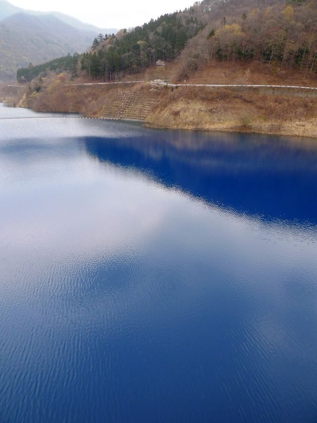 特に温泉好きでもない私がなぜ四万温泉に行ったのか<br />4traで紹介されていたからです！<br />他の人の旅行記を読んでいたら、なんとなく行きたくなって、そして宿がたまたま空いていて…<br />これって行って来いってことじゃない？<br />気分転換して来いってこと？<br />そんなにお金もかからないから、大した決断をしなくてもポッと行けるなぁ<br />そんなことから気晴らしに行ってきました<br /><br />宿のお風呂も空いていたし、町も人気はまばらで・・・<br />心配になったけど、もしかして穴場？<br /><br />宿泊）積善館<br />交通）関越交通　四万温泉号　往復5100円（積善館HPでバス付にできた）<br /><br />１日目）東京⇒四万温泉⇒薬王寺⇒御夢想の湯⇒四万川ダム⇒宿<br />２日目）宿⇒東京