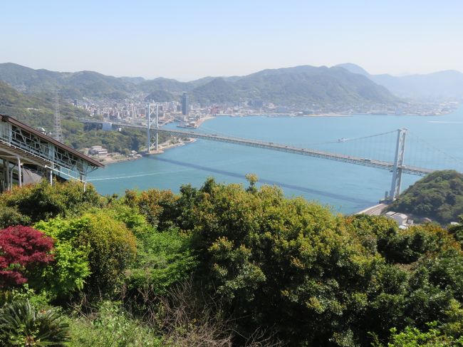 ３月３１日に地元の老人会で火の山の麓で花見の宴をし、ロープウェーで山頂にも上がったが、その時は桜を愛でる会であった。火の山の麓には、トルコ・チューリップ園がその時見事だったので、昨日、また、その近辺まで、家内と散歩がてら、2.8kmの道のりを往復した。ロープウェーは市内の老人は無料なので、先に頂上まであがり、天気がいいので、関門海峡の写真などを撮影した。残念ながら、大陸からの黄砂の影響で空は透明感が少ない。それでも、近くの海峡などは綺麗に見えた。<br /><br />ロープウェーで下に降りて、今度はトルコ・チューリップ園を歩く。かなりチューリップは季節の終わりになっていたが、他の花なども咲いていて、いい散歩だった。合計で一万歩歩いた。<br /><br />一枚目は瀬戸内海国立公園の一部である火の山から撮影した関門海峡。黄砂で少し霞んで見えるのが残念。