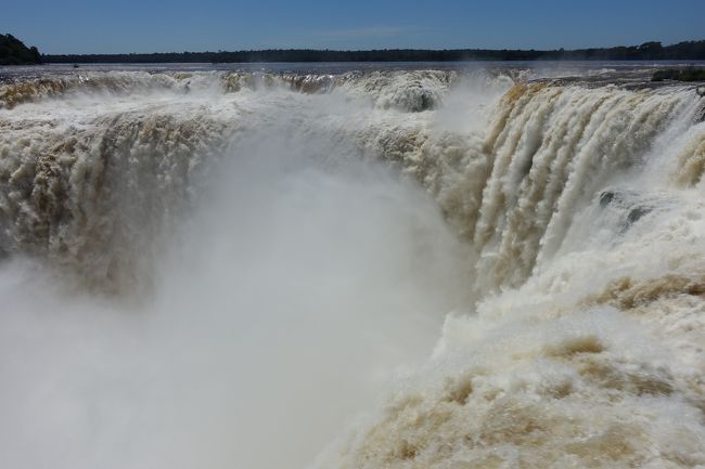 旅行8日目です。<br />今日はイグアスの滝のアルゼンチン側の観光とアルゼンチン、ブラジル、パラグアイの3国国境地帯のモニュメントを訪れます。<br />夕食後はホテルで旅行会社が初企画のカーニバルお楽しみ講座がありました。<br />現地のお姉さまが現れてカーニバル気分を盛り上げます！