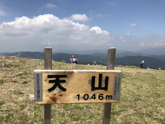 今年の初登山を４月２２日に佐賀県にある「天山」にいつものメンバーで登って来ました。<br />晴天の１日でしたが気温は急上昇しとても暑いくらいの陽気の中を無事に登頂し下山しました。<br />今回のルートは七曲峠ルートです。<br />福岡市から古湯温泉を経由して県道３７号線で天山方面へ行き次に県道２９０号線で小城方面へ<br />約２０分で七曲峠に到着し登頂開始です。<br />登頂スタート時間は10:34 天山頂上には12:25 約1時間50分のトレッキングでした。<br />帰りは13:40に下山を開始し　スタート地点へは14:54　１時間14分でした。<br />快晴の中、爽快な天山登山が出来、帰りは小城から高速で福岡に無事、帰宅しました。