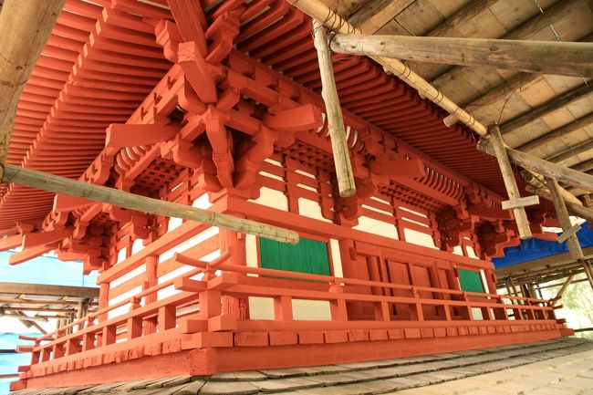 君尾山 光明寺の国宝二王門修復工事現場見学会に参加して。<br />聖徳太子が推古天皇7年(599年)に創建したと伝わる光明寺。<br />最盛期には72の坊舎が立ち並ぶ大寺院だったそうですが、時代の経過とともにほとんどの坊舎は失われています。<br />そんな中で、鎌倉時代に建立された二王門が昭和29年に国宝指定され、往時を偲ばせています。<br />前回の修理から60数年経過し、傷みが酷くなったため今回平成28年から平成30年にかけ行われている修復工事の見学会に参加しました。<br />