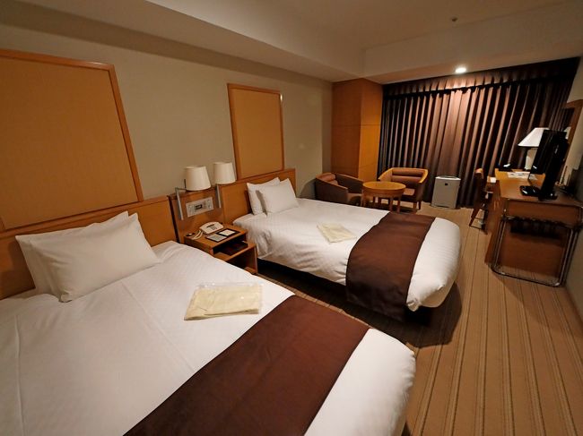 久々に名古屋で仕事があった.昨年5月以来,この仕事が終わった後,次の日曜日朝に震災直後以来,7年ぶりに石巻などに向かった.<br />名鉄グランドホテルは,駅から近くて便利.四つ星上というところか.ツインのシングルユースだが,部屋は広い.落ち着いた色彩だ.新築した時は五つ星だったんだろうねえ.今名古屋はいいホテル多いからなあ.風呂もシティホテル水準だ.朝食はオムレツ付き,種類も多い,食材は4つ星水準かな,それほどは凝っていないが,質は良い.野菜の種類が少ないのが難点.<br />タクシムは久しぶり.久しぶりにおしゃべりした.トルコの今の情勢をどう考えるかなど非常に面白かった.料理は本格的なトルコ料理.とてもおいしい.羊飼いのサラダは本当に大好き!!<br />0945出発<br />タクシムについては<br />https://4travel.jp/travelogue/11200513<br />https://4travel.jp/travelogue/11140356<br />https://4travel.jp/travelogue/10910138<br />https://4travel.jp/travelogue/10840936<br />https://4travel.jp/travelogue/10423681<br />などなどたくさんある<br /><br />詳細はsuomita2<br />https://4travel.jp/travelogue/11351008<br />