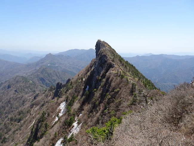 土日の天気が良さそうだったので久しぶりの四国へ。1日目は西日本最高峰の「石鎚山」（愛媛／標高1982m）に登ってきました。鎖場が想像以上に手強い山でした。<br /><br />＜1日目の行程＞<br />名古屋23:10→三島川之江インター5:47（高速バス）<br />伊予三島6:30→伊予西条7:11（JR予讃線）<br />西条駅前7:47→石鎚ロープウェイ前8:41（せとうちバス）<br />下谷駅9:00→成就駅9:08（石鎚登山ロープウェイ）<br />成就駅9:10-9:23成就社-9:56試しの鎖-10:13前社ヶ森小屋-10:31一の鎖-10:49二の鎖-11:11三ノ鎖-11:23弥山11:29-11:40天狗岳11:47-11:59弥山12:13-12:47前社ヶ森小屋-13:24成就社13:30-13:44成就駅（徒歩）<br />成就駅14:00→下谷駅14:08（石鎚登山ロープウェイ）<br />石鎚リープウェイ前15:17→西条駅前16:11（せとうちバス）<br />伊予西条16:31→17:36観音寺17:46→18:14多度津18:41→19:02琴平19:19→阿波池田20:03（JR予讃線、土讃線）<br /><br />＜日本百名山登山記録＞<br />https://4travel.jp/travelogue/11346539