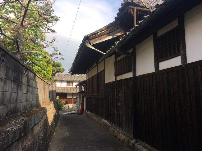 巨大な池の独占漁業権で財を成した地域。細長いエリアの通り一本でわかりやすい。江戸期の家は残り少ないが、古い家が通りを埋めている。江戸後期からのの独占権剥奪、治水工事により衰退した。<br /><br />都市圏なのに川に阻まれてアクセスが悪い。中書島駅南口から大久保駅行きバスで、イオン久御山下車徒歩5分。