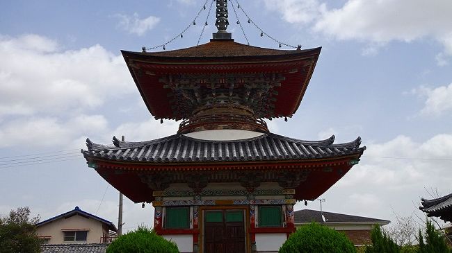 県立加西フラワーセンターからの帰り道、住吉神社と隣の酒見寺を参拝しました。<br /><br />住吉神社は拝殿が工事中でしたが、境内に八重桜が咲いていました。<br /><br />写真は、酒見寺の多宝塔。
