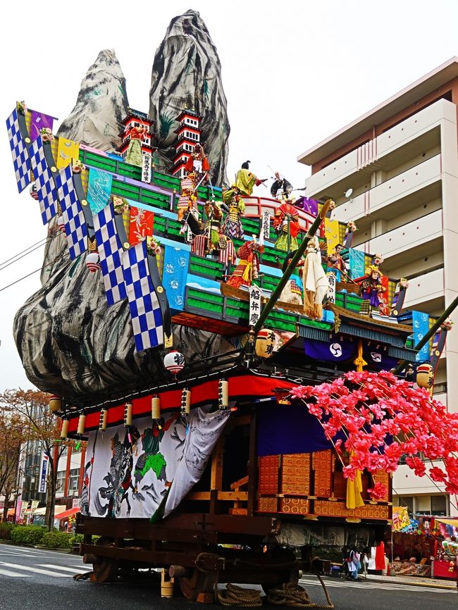 日立風流物（ひたちふうりゅうもの）は、茨城県日立市に伝わる民俗文化財で、同地の鎮守神峰神社に伝わる可動・変形する大きな山車と、その上で行われる操り人形（からくり人形）芝居を指す。神峰神社の大祭にて氏子により奉納されてきたもので、現在は毎年春の「日立さくらまつり」で公開されている。<br /><br />山車（1基）が国の重要有形民俗文化財に、祭礼としての日立風流物が国の重要無形民俗文化財に、それぞれ指定されている。2009年9月には、ユネスコ無形遺産委員会により無形文化遺産の代表リストへの記載が決定された。同一の行事に関連して、国の重要有形民俗文化財と重要無形民俗文化財の両方に指定されているものは全国で5組のみで、その内の1つである。<br /><br />古くは宮田風流物とよばれ、1695年（元禄8年）徳川光圀の命により行われた神峰神社の大祭礼に山車が繰り出されたことに始まり、享保年間(1716&#12316;1736年) に人形芝居が加えられ、今日のからくり仕掛けの山車に発達した。以前は例祭（5月3日）で公開されていたが、1988年以降は毎年4月の第2土曜・日曜に開催される「日立さくらまつり」で披露されている。<br /><br />日立風流物に用いられる山車は、高さ15m、幅3-8m、奥行7m、重量5tの巨大なからくり式の山車である。山車の中には約10人の囃子方や約30人のからくり人形の操り方（作者と呼ばれる）が乗り込み、200人以上で山車を牽引する。<br /><br />大きな山を背にした城郭の形を模した六層構造を持ち、第一層は囃子方や作者が乗り込む部分である。山車の正面の第二層から上を「館」と呼び、五層の唐破風造りになっている。「館」の第二層は大手門と呼ばれ、手前に倒れる構造になっている。第三層から第六層までは昇降機構（カグラサンと呼ばれる）によってせり上がった後に左右に開いて、大きな逆三角形をした五段の雛壇となり、操り人形芝居の舞台となる。<br /><br />各段にはそれぞれ2-3体のからくり人形が配されている。人形芝居が終わると「館」は廻り舞台となって回転し、最初は山車の後部であった「裏山」を舞台として、また別の人形芝居が行われる。これらの操作は全て山車内部の綱によって行われ、同じく山車内部で演奏されるお囃子にあわせて演じられる。<br />（フリー百科事典『ウィキペディア（Wikipedia）』より引用）<br /><br />日立風流物　については・・<br />http://www.kankou-hitachi.jp/page/page000060.html<br /><br />『源平盛衰記』は、軍記物語の『平家物語』の異本のひとつ。<br />二条院の応保年間（1161年-1162年）から、安徳天皇の寿永年間（1182年-1183年）までの20年余りの源氏、平家の盛衰興亡を百数十項目にわたって詳しく叙述する。軍記物語の代表作の一つとされる。<br />文学的価値は『平家物語』に及ばないとされるが、「語り物」として流布した『平家物語』に対し、「読ませる事」に力点を置かれた盛衰記は「読み物」としての様々な説話の豊富さから、後世の文芸へ与えた影響は大きく、さまざまな国民伝説の宝庫である。<br />（フリー百科事典『ウィキペディア（Wikipedia）』より引用）<br /><br />日立さくら祭り　については・・<br />http://www.city.hitachi.lg.jp/event/001/p064802.html<br /><br />