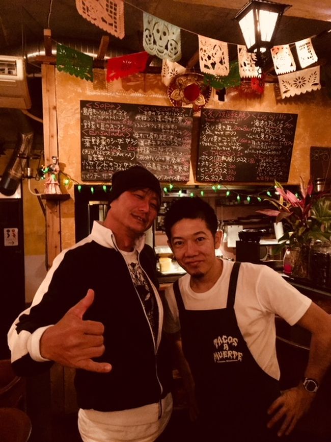 皆様こんにちは!ウォータースポーツカンクンの店長吉田です。先月3/18以降、長くご無沙汰をしてしまいました。毎年の事ですが、店長お休みをいただきまして日本に一時帰国をいたしておりました。一年に一度だけ日本に帰国をさせていただいているのですが、今年もこの時期、、、はい。。。カンクンは感謝祭に重なり大変混雑をしますが、日本のお客様は最も少ないいわば閑散期ですので、子供の春休みにあわせてちょっとだけ休暇をいただきリフレッシュさせて頂きました。皆様、ありがとうございましたm(_ _)m<br /><br />カンクン便りですが、その間レポートが出来る状態になく、、、皆さまには大変ご迷惑をおかけしてしまいました。この場を持ちまして心よりお詫び申し上げます。<br /><br />というわけで、今回は、店長吉田の日本帰国の旅を、カンクン便りにも関わらず日本帰国旅行レポートになります。店長吉田が一体帰国では何をしているのか。。。ご紹介です(笑)<br /><br />では、スタート!<br /><br />ボクは、毎回この時期に帰国をする。子供の春休みにあわせて日程調整をするのだが、こっちの学校はセマナサンタ(復活祭)にあわせて休みを設定する為、いつも時期が3月から4月で前後する。<br /><br />復活祭というのは、春分の日の最初の満月の次の日曜日というなんともややこしい設定になっているが、これも説明すると長くなるので端折って説明すると、イエスキリストがエルサレムに入り十字架にかけられ、三日月の日に復活するまでの期間という事が由来になっている。<br /><br />なんと言っても、メキシコは94%がカトリックという国だから、偶像崇拝たるイエスの存在は絶大だ。ちなみに、プロテスタントは、この偶像崇拝を否定した経典主義というもので、カトリックが新約聖書を経典とするに対して、プロテスタントは旧約聖書を経典としている違いがある。<br /><br />この旧約聖書と新約聖書の違いは何かといえば、旧約聖書がキリストの教えを純粋に説いているのに対して、新約聖書の方は、これを基にしたイエスのその後の活動の物語を語っているという大きな違いがある。<br /><br />仏教で例えるならば、仏典を重視するのがプロテスタントで、親鸞や空海といった布教した各宗派の創始者を祭り上げたのがカトリックという感じか。まー、端折りすぎてはいるので、簡単に理解するという趣旨をご理解願いたいのだけれど、だからこそ、仏像のように、イエスの磔刑像など、「目に見えるカタチ」というものがとても重要な宗教がカトリックという事は理解できると思う。<br /><br />その結果、イエスの磔刑は象徴的なものとなり、、、哲学になり、それがはたまた様々な啓蒙にまで発展をしていく。。。先日、ボクが読んだ面白い本には、焼き鳥とエビフライは、イエスの磔刑図と同じである。。。なんていう哲学書まであった(笑)<br /><br />宗教といっても、偶像崇拝というのは、ある意味、観念的なものではなく、より象徴的な直感的なものであるから、その根底に存在する見せる側の見せ方については実に様々な研究がされているわけで、先のエビフライとキリストの磔刑図の絡みは、宗教的な部分を揶揄したりしているものではなく、純粋に何故キリストの像は磔刑になっているのか。。。という部分から掘り下げていき、本来、肉体としての死であるイエスの体を、磔刑というカタチにすることで、混とんとしたカオスから秩序を生みだし、そこに崇高な宗教のカタチというものが形成されていく。。。そんな観点から、焼き鳥もまた、何故やきとりたる存在であるのか、、、という哲学にまでくし焼きを発展させた話だった(笑)<br /><br />まぁ、このくだりは復活祭の話から脱線してきたので軌道修正。。。(苦笑)<br /><br />時期が若干ずれるとは言っても、それが春分の直後の春先であるのは同じなので、日本に帰国する時はいつも桜前線とボクの旅の時期は重なっている。なんかロマンティックだな(笑)<br /><br />というわけで、最も早い春の息吹が訪れ、また日本では最も早い海開きがある八重山諸島は石垣島に、今年もまた行って来た。ボクがASAのヨットインストラクターで、その教え子であるセーラーが石垣に移住していることが縁とはいえ、正直、美しい海という意味ではカンクンで満足しているボクとしてはあえて、また海がメインになる八重山まで足を延ばすことに抵抗がないことはないのだけれど、ま、歳を取ると気の置けない友人のいる場所に足が向くのは仕方がないのかな(笑)<br /><br />彼はボクの教え子とはいいながら、ボク自身がまだなしどけていない太平洋横断を達成しているので、今では僕より経験豊富なセーラーだ。ボクもその内、途中になっているヨットでの周遊を再開したいと、、、彼と石垣で会って飲むたびに強く感じる。<br /><br />ただ、、、<br /><br />死を身近に感じる大自然の世界から離れて久しい今のボクには、大自然と対峙する気力や経験が遠い記憶のかなたになっているわけで、またセーラーに戻るにはちょっと時間がかかりそうだ。イントラなんて偉そうなことを言ったって、大自然の世界ではやはり経験がものをいう。机上でいくら優秀でも、死が目の前に迫っている局面で冷静でいられる人間はほとんどいない。これはボクが実際に経験したことだから断言出来る。<br /><br />美味しい沖縄料理と泡盛で思い出話に華を咲かせればなおの事、心はあの航海の恐怖に立ち向かえる自信とはかけ離れていく。。。あまりに安全で保護された世界で暮らしていると、ふと、大自然の本当の姿に触れることが、本当はどういうことなのかを忘れてしまう。。。<br /><br />美しい海もいったん荒れればあっという間に人の命など蹴散らしてしまう、、、そう一切の感情なしに。。。その雄大な姿に感動する人も多いクジラだって、セーラーにとっては恐怖の対象だ。過去幾人ものセーラーがクジラに衝突されて命を失っている。彼らにとってはじゃれているつもりでも、ちっぽけなヨットにとってはタンカーに当たるに等しい力をもっているのだから。。。<br /><br />それでも、人生は一度、ボクもいつか途中になっている航海を再開したいという気持ちだけは変わらない。それはセーラーである限り追い求め続けなくてはいけないロマンなのだから。。。<br /><br />そんなわけで、沖縄は八重山料理と泡盛で一杯やる夜は更けて、、、またまた数年前に立ち寄った石垣のバカブンドというメキシコ料理の店に入ってテキーラで二次会という流れ。店主の川上さんは数年前に訪れた事を覚えていてくれた。ここはやはりメキシコからやって来たよというのは効き目がある(笑) <br /><br />どちらからですか?!とは大体旅先の宿でも食事処でも問われる質問だけれど、そこで「メキシコからなんですよ」というと、一発で相手は覚えてくれる(笑) お陰で、いろいろなところで二度目に行くと何故か常連扱いになったりして面白い(笑)<br /><br />さて、沖縄でも、石垣の属する八重山諸島は、沖縄本島よりも更に、テキーラが合う場所だ(笑)<br /><br />気候がカンクンと似ているからなのかもしれないが、八重山の人がそういう気持ちにさせるのか。とにかく、石垣に行ってメキシコ料理とテキーラで夜が更けていくと、一体どこにいるのかが分からなくなっていく。。。これがまたいい感じだ。<br /><br />もし、石垣に行くことがあったら、是非、ここバガブンドでメキシコ料理をあてにテキーラを飲んでみて欲しい。メキシコでテキーラ飲んだことがあるなら、きっとボクの言っている意味が分かるから(笑) それに、メキシコ料理の腕もちゃんと上がっていて、前よりメキシコらしい味になっているからおすすめする(笑) <br /><br />そうだ、今では幻のテキーラ「雫」も置いてあるぞ。日本人がプロデュースした日本で飲むためのテキーラという売り文句で、本場ハリスコの醸造元で作られたテキーラだ。<br /><br />ボクも日本の空気で飲むと美味いのでおすすめしていたのだが、、、最初のロットが出来上がってから追加生産の注文を入れたところが、メキシコでは絶対にやってはいけない、、、支払いの先払いをしたらしく、、、1年たって、音沙汰がないので、社長がハリスコに出向いてみると、まだ樽の中でアガベを発酵させる段階にも到達していなかったそうだ(笑)<br /><br />メキシコあるあるという事で、先払いをするとメキシコでは仕事をしなくなる。かならず手付だけ打って残りは完成したらという事にしないと失敗する。ボクも何度も失敗している。<br /><br />というわけで、この「テキーラ雫」の次のロットが上がるのは恐らくまだ1年以上先になるだろう。。。もしかしたら2年くらいかかるかもしれない。。。そうなるとアニェホは3年はかかるという事になる。。。<br /><br />いずれにしても、既に日本では完売してしまっているので、酒屋でボトルは買えないから、お店で飲むしかない。しかも、そのお店だって在庫がなくなったら追加は数年後になるので、ある内に飲んでおいた方が良いぞ! (ちなみに、カンクンでは、TACOS OISIという宮古島出身の下地君が任されているお店で、この雫を密かに残り5本だけ、しかもアニェホを置いているので、ショットで飲ませてもらえる。なくなり次第終了なので、これも早い者勝ちだ(笑))<br /><br />さて、石垣ではメキシコの空気をそのまま引きずってしまったが、こうやって少しずつメキシコと日本の頭の切り替えがいい感じで進んでいく(笑)<br /><br />次はボクの実家、石川県に行くぞ。。。<br /><br />というわけで、パート2につづく<br /><br />