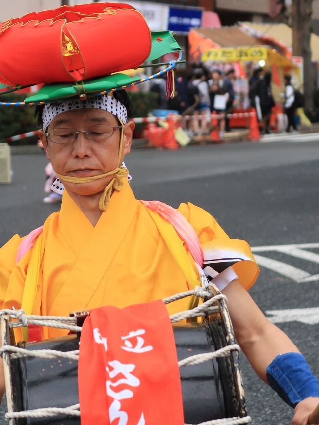 日立10　日立さくらまつり　郷土芸能/日立さんさ踊り　☆太鼓の音も軽やかに<br />；<br />日立さくらまつり<br />日立さくらまつりでは、開催期間中、平和通りにて照明によるライトアップが、そしてかみね公園と山桜が咲き誇る十王パノラマ公園では提灯や行灯による風情あるライトアップが実施されます。今年も幻想的な夜桜を楽しむことができそうです。そして、日立さくらまつり最大のみどころといえば、山車として国内ではじめて国の重要有形民俗文化財と重要無形民俗文化財に指定された日立風流物(ひたちふうりゅうもの)！ 2009年にユネスコ無形文化遺産となり、その後2016年に「山・鉾・屋台行事」として改めて登録されました。神峰神社の大祭に奉納された神事ですが、ひとつの祭事に対して前述のふたつの文化財に指定されているのは、京都の祇園祭を筆頭に5つだけ!!高さ15mの山車の上で繰り広げられる「からくり人形」の芝居はお見事のひと言。伝統文化の素晴らしさにも触れられるおまつりです。<br /><br />日立さくらまつりは平和通りを中心に開催されます。<br />&#128197;開催期間平成30年4月1日(日)～4月15日(日)<br />http://www.ibarakiguide.jp/seasons/sakura/s_hitachi.html<br />より引用<br /><br />日立さくら祭り　については・・<br />http://www.city.hitachi.lg.jp/event/001/p064802.html<br />日立風流物　については・・<br />http://www.kankou-hitachi.jp/page/page000060.html<br />