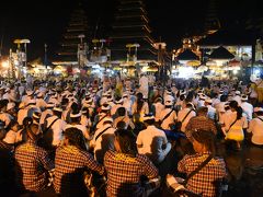 アグン山噴火鎮静、“深夜のブサキ寺院”参拝!