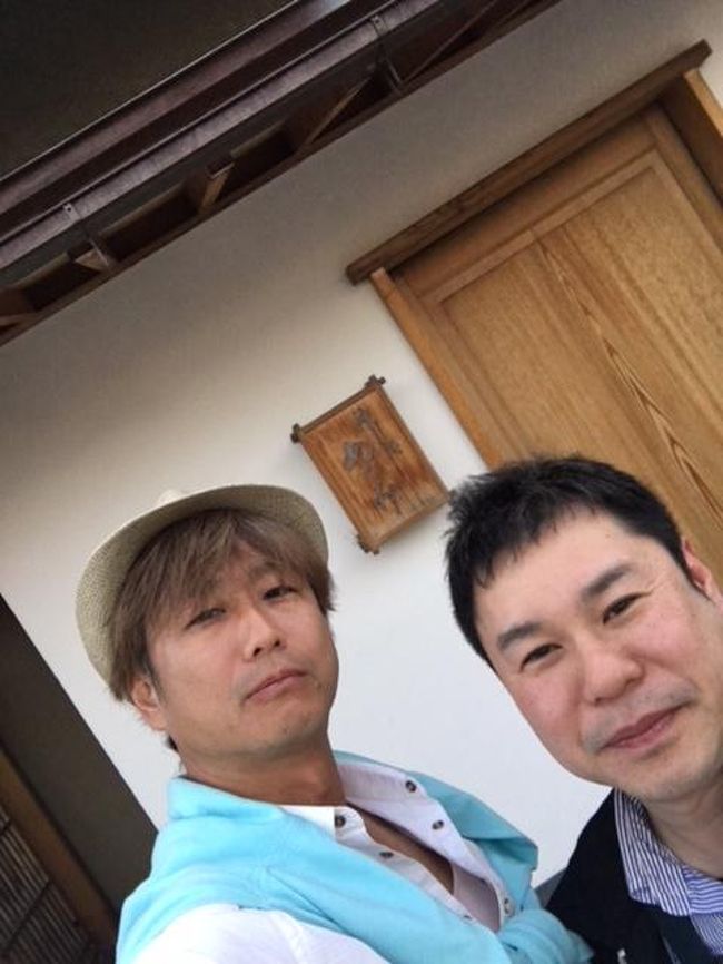 さて、ボクの地元石川県は金沢の話でもしよっか。<br /><br />ボクの実家のある石川県だと金沢が有名だけれども、なんと2017年度は1500万人もの観光客が訪れたそうだ。2016年が1200万人だったので、一年で300万人も増えた計算だ。更に、とにかく外国人が多い。。。びっくりするくらいのガイジン率だ。調べてみれば2017年は35万人の外国人観光客が訪れて2016年比で1.8倍になったそうだ。今年も増え続けているようだが、金沢の観光地として有名なひがし茶屋街などは、感覚的には半分くらい外国人観光客の感じだ。<br /><br />北陸新幹線の開通が功を奏していると書かれていたが、こうして古都金沢の良さに触れてもらえる機会が増えて、今までは東京、大阪、京都という定番の場所に集中していた外国人観光客がもっとももっと地方の美しい都市に興味を持ってもらえるようになることは本当に素晴らしい事だと感じる。<br /><br />ただ、ひがし茶屋街もそうだけれど、純粋な石川県のお店ではなく、県外の業者が商売目的で出店しているパターンが多くなっているので、そこはどうなんだろうなぁと疑問に感じる部分はあるのだけれど。<br /><br />そうそう、今回金沢には、友人が大阪から遊びに来てくれたので、ひがし茶屋にある「金沢寿司主計(かずえ)あいじ」というお店でお昼を食べた。本店は片町なのだが、満席ということで暖簾分けされたこっちのお店にお邪魔した。主計町という加賀藩の大蔵省が置かれていた場所にある。主計をすぐに「かずえ」と読めた人はかなりのマニアだぞ(笑)<br /><br />雰囲気がとても良い店で、カウンターの大将である向川さんもまだ若いのだけれど生粋の石川県人で、江戸前で仕事を施した美味い寿司を食べさせてくれる。<br /><br />ボクも仕事を離れたリフレッシュ休暇中という事もあるので、昼からカンクンでは出来ない日本酒を開ける(笑) 窓の外の浅野川沿いの景色にはサクラが重なる。昆布で〆た桜鯛や、出汁で漬けにしたマグロなど、ネタを握るだけではない江戸前に舌鼓を打ちながら、友人と思い出話に花をさかせる。こういう寿司は、カンクンでは喰えないもんなぁ。いや、寿司そのものもそうだけれど、雰囲気がね。やはり寿司って日本の景色で食べるのが旨いんだよなぁ(^^)ちなみに、江戸前っていう話であれば、メキシコシティには「寿司京」という大将青木さんが板場を仕切る旨い寿司屋があるのでおススメしとく。<br /><br />歳を取るといい事が一つある。それは自分に流れた「過去」を肴に酒が飲めること。若い時には「未来」を肴に勢いのある酒が飲めたが、歳をとってしっとりと過去を振り返りながら飲む酒も悪くはない。日本の文化風土は、こういうセンチメンタルな酒も許容する懐の深さが魅力の一つだ。<br /><br />カンクンのように歴史のない街では感じることがない時間の重みを、、、帰国した時に目いっぱい、そう、旨口の日本酒と共にじっとりと味わう。<br /><br />若い人はドライで淡麗な、辛口の酒を好む。市場もそんな流れに媚びを売る味が氾濫している。ボクもずっと、すっきりした日本酒を好んだものだ。なんと言っても、刺身やてんぷらといった日本食に合う日本酒といったら辛口の方が口当たりも舌触りも相性はいいのは間違いない。<br /><br />でもね、ボクは歳を取った。。。若く尖った、勢いのある未来をアテに飲める酒より、過去の自分を振り返りながらしっとりと酒の味を味わうスタイルを好むようになった。すると、金沢の酒は旨い事に、、、ふと、ある時気が付いた。<br /><br />しかも、最近流行の辛口の日本酒じゃないよ。醸造アルコール添加していない糖度が高い、、、いはば旨口と言われる濃い味わいの純米酒が美味いと感じるようになった。<br /><br />アテは塩だけで全然いける。それも、能登の浜塩がいい。今回、別におじゃまさせて頂いた「寿司処めくみ」で出された塩は実に美味だった。美味い刺身も、旬のネタも、、、何もいらないから、美味い酒を、塩だけでぐっと飲んでいたい。。。そんな風に感じるようになって来た。<br /><br />なんだそんな酒を、、、とバカにされる事を覚悟の上でちょっと書こうかな。<br /><br />金澤の酒なら、菊姫合資の「菊姫」と車多酒造の「天狗舞」、この二つに、中村酒造の「日榮歳盛」。。。日榮歳盛は、金澤に来たなら絶対にマストで行くべき名店「つる幸」にお邪魔する時に必ず出してもらう日本酒。こちらは純米ではない端麗な味わいなので、割烹や懐石などと相性がいい。日本の伝統的な食事、、、特に趣向を凝らした料亭料理を味わう時に是非お勧めしたい酒。<br /><br />先の二つはもう本格的な純米酒なので、純米吟醸がオススメだ。<br /><br />よって、純粋に飲むための日本酒ならば、「菊姫」と「天狗舞」がボクは一番という事になるかな。しっかりと甘くてもうこいつだけあれば他は塩があればいいという酒。<br /><br />ボクはワインも好きだけど、ワインを味わう時にペアリングという考え方をする時はデイリーワインを開けることにしている。とっておきのワインを開ける時には、主役はワインだから、ワインの味を最大限にしてくれるつまみを考える。食事にあわせてワインを選ぶのではなく、ワインの為に食事を選ぶという順番だ。<br /><br />それと同じことが日本酒であるという。。。そういう話だ。<br /><br />日本食にあわせるなら「歳盛」、酒をメインに据えるなら「菊姫」「天狗舞」<br /><br />菊姫と天狗舞。。。金沢に来たら是非、、、美味い寿司とかは、まずはおいといて、そいつだけ黙って燗でも冷でもいいから出してもらって、自分の過去の時間を肴にしっとりと飲んでみて欲しい。そして、お腹が空いて何か食べたい?! となったら、初めて寿司や、そうだな、金澤おでんの赤巻か車麩を出してもらいなさい(笑)<br /><br />じわじわと日本酒の糖質とアルコールが肝臓に効き始めると、金沢の歴史がカウンター越しに静かに仕事をする大将の姿に重なって、自らの人生と一体になる不思議な感覚が得られる。<br /><br />さて、そうして美味い酒で酔ったら〆は、お茶漬けの「志な之」に行こう。出汁の利いた美味い茶漬けが食える店。<br /><br />親父がうるさいから初めて行くとびっくりする事間違いない店だけどな(笑)<br /><br />ここは、ボクが初めて暖簾をくぐったハタチの27年前から値段が変わっていないという驚きの店だ。親父も相変わらず「ヤッホー、ヤッホー」やかましいけれども、こういう印象深い店もまた自分に流れた時間を感じさせる歴史というものだ。<br /><br />ウチで頑張ってくれている岡が、当時働いていた会社でいろいろあって、人生相談を受けた時に飲んだ後、連れて行った店がここだったなとか、、、友人の結婚式の三次会で気の置けない友人たちと幸福論を戦わせたのもここだった。。。親父に幸せってなんだよ。。。と投げたら「ヤッホー!」と大声で返されて、、、大笑いしたのもここだった。。。気が付けば27年もの時間がこの店とボクの間に流れていた。。。<br /><br />流行り廃りが激しい外食業界だから、ただ美味いという店も本当に多い現代だけれど、そんな味より大切にしたいものがここにはあったりするんだよということを教えられる迷店(笑)<br /><br />今回二度目の友人が、前回はこの名物親父に当てられて、全然味わうゆとりがなかったらしく、、、ふと「ここの茶漬けって、、、こんなに美味かったんやぁ~」とこぼしたのが笑えた(笑) だって、行けば分かるが、志な之の親父、本当にやかましいわ失礼だわ、暴言はきまくるから、何もしらないでいくと、何だこの店は!!となっちゃうんだよね。<br /><br />ディープな金澤を楽しみたい方は是非どうぞ。ネットで調べると山ほど情報でてくるので、ググってみてください。<br /><br />というわけで、パート3につづく。。。<br />