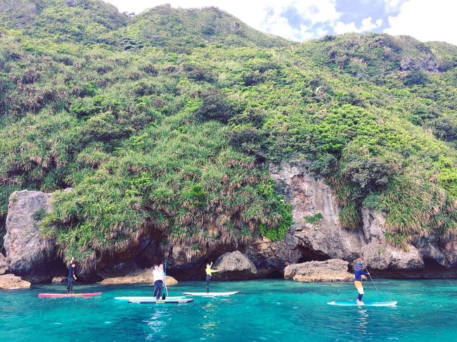 8ヶ月ぶりに宮古島へ行ってきました。<br />いつもと違って、今回は義弟夫婦とのグループ旅です。<br /><br /><br />義弟夫婦は仕事がとても忙しく、新婚旅行で沖縄に行って以来ほとんど旅行をしていません。<br />特に昨年は悲しいことが重なって沈みがちだったので、2人のためにこの旅行を計画しました。<br />宮古ブルーで少しでも癒してほしい。<br /><br />3月に新しく伊良部島にできたフェリスヴィラスイートに泊まってみたかったのですが、2ベッドルームで4人ならちょうどいい!<br />ということで、宿はすぐに決定しました。<br />あとはアクティビティと食事について、2人の要望を聞きながら決めていきました。<br /><br />ANAカードのポイントの存在を忘れていまして、久しぶりに確認してみると結構貯まっていました。<br />ポイント→マイル→ANAコインと移行して、最終的に17万コインくらいになりました!<br />4人分の航空費と、7月に予定している八重山旅行にも使えそうです。<br />(夫の弟なので、ファミリー登録すれば全て夫のANAコイン支払いが出来ます)<br /><br /><br />問題は、春のダイヤ改変で熊本からだと乗継が上手くいかないことでした。<br />行きは那覇空港で3時間、帰りは2時間乗継までに時間があり、初日は夕方に着いて帰りは正午過ぎの便で帰らなければなりません。<br />実質活動できるのは中日1日だけ。<br />もったいないけど、しょうがないです。<br /><br />それと、日程を決めた後に知ったのですが、トライアスロン宮古島大会にバッチリ被っていました!<br />島全体が交通規制されるけれど、うまく避けながら観光できるのか!?<br /><br /><br />今回は招待旅行なので、いつもに増して念入りに計画と準備をして行きました。<br />ただただ、楽しんでもらいたい!!<br />もちろん、自分たちもちゃっかり楽しんできましたよ~(≧∀≦)<br /><br /><br /><br />飛行機:熊本→那覇 旅割75 ・・・ 9700コイン×4名分<br /> 那覇→宮古 旅割75 ・・・4600コイン×4名分<br /> 宮古→那覇 特1 ・・・11500コイン×4名分(トライアスロンのためか旅割は発売日当日に既に完売していました)<br /> 那覇→熊本 旅割75 ・・・ 8800コイン×4名分<br /><br /><br />宿泊 :フェリスヴィラスイート伊良部島・佐和田<br /> 2泊素泊まり ・・・ 34000円×4名<br /><br /><br />2日目は、トライアスロンの開催日です。<br />午前中は伊良部大橋が全面通行止めになり、私たちは伊良部島に缶詰め。<br />ならば、伊良部島でシュノーケルすればいいじゃない。<br />ずっとしてみたかったSUPもしてみよう!<br />結果、トライアスロンのおかげで伊良部島観光客が少なくて、三角点付近の海を貸切状態で楽しむことができました♪<br /><br />遊べるのは実質この1日だけなので、かなり詰め込んでいます。<br />写真多めで長いですが、読んでいただけると嬉しいです。<br />