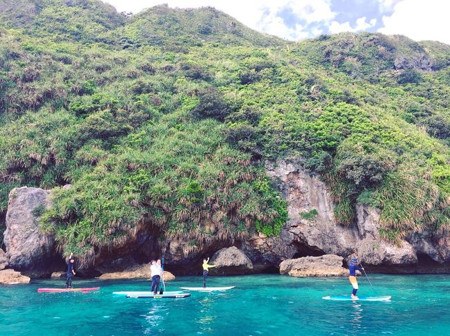 8ヶ月ぶりに宮古島へ行ってきました。<br />いつもと違って、今回は義弟夫婦とのグループ旅です。<br /><br /><br />義弟夫婦は仕事がとても忙しく、新婚旅行で沖縄に行って以来ほとんど旅行をしていません。<br />特に昨年は悲しいことが重なって沈みがちだったので、2人のためにこの旅行を計画しました。<br />宮古ブルーで少しでも癒してほしい。<br /><br />3月に新しく伊良部島にできたフェリスヴィラスイートに泊まってみたかったのですが、2ベッドルームで4人ならちょうどいい！<br />ということで、宿はすぐに決定しました。<br />あとはアクティビティと食事について、2人の要望を聞きながら決めていきました。<br /><br />ANAカードのポイントの存在を忘れていまして、久しぶりに確認してみると結構貯まっていました。<br />ポイント→マイル→ANAコインと移行して、最終的に17万コインくらいになりました！<br />4人分の航空費と、7月に予定している八重山旅行にも使えそうです。<br />(夫の弟なので、ファミリー登録すれば全て夫のANAコイン支払いが出来ます)<br /><br /><br />問題は、春のダイヤ改変で熊本からだと乗継が上手くいかないことでした。<br />行きは那覇空港で3時間、帰りは2時間乗継までに時間があり、初日は夕方に着いて帰りは正午過ぎの便で帰らなければなりません。<br />実質活動できるのは中日1日だけ。<br />もったいないけど、しょうがないです。<br /><br />それと、日程を決めた後に知ったのですが、トライアスロン宮古島大会にバッチリ被っていました！<br />島全体が交通規制されるけれど、うまく避けながら観光できるのか！？<br /><br /><br />今回は招待旅行なので、いつもに増して念入りに計画と準備をして行きました。<br />ただただ、楽しんでもらいたい！！<br />もちろん、自分たちもちゃっかり楽しんできましたよ～(≧∀≦)<br /><br /><br /><br />飛行機:熊本→那覇    旅割75 ・・・ 9700コイン×4名分<br />            那覇→宮古    旅割75  ・・・4600コイン×4名分<br />            宮古→那覇    特1 ・・・11500コイン×4名分(トライアスロンのためか旅割は発売日当日に既に完売していました)<br />            那覇→熊本    旅割75 ・・・ 8800コイン×4名分<br /><br /><br />宿泊    :フェリスヴィラスイート伊良部島・佐和田<br />             2泊素泊まり ・・・  34000円×4名<br /><br /><br />2日目は、トライアスロンの開催日です。<br />午前中は伊良部大橋が全面通行止めになり、私たちは伊良部島に缶詰め。<br />ならば、伊良部島でシュノーケルすればいいじゃない。<br />ずっとしてみたかったSUPもしてみよう！<br />結果、トライアスロンのおかげで伊良部島観光客が少なくて、三角点付近の海を貸切状態で楽しむことができました♪<br /><br />遊べるのは実質この1日だけなので、かなり詰め込んでいます。<br />写真多めで長いですが、読んでいただけると嬉しいです。<br />