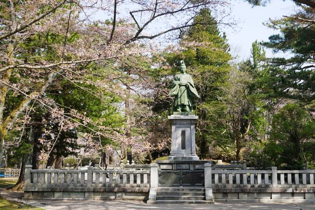 所用があり、1年に一度秋田に通うようになってもう5年?6年?<br />最初の2回くらいは9月だったりと適当な時に来ていたけど、私一人で来るようになってから、家のことも仕事のことも都合がいいこの4月の後半に決まってしまった感じ。<br />予定ありきで、特に狙ったわけじゃないけど、たまたま秋田の桜の時期にぶつかってしまっている模様。(笑)<br /><br />せっかく桜の咲く時期、住んでいる北海道ではまだ2週間も後なので、お花見も楽しみつつ、ホテルもあちこち泊まり歩きながら、毎年の秋田訪問を楽しみにしています。<br />今年は、テレビでは満開と言っていたけれど、満開にはもうちょっとといった感じの久保田城址千秋公園でした。<br /><br />ほぼ毎年行ってるけど、おととし一度だけ旅行記作ってました。<br />桜の様子が比較出来て面白いかも。<br /><br /> https://4travel.jp/travelogue/11125536