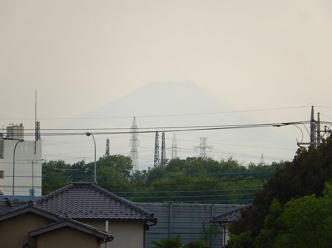 4月26日、午後5時半頃に薄っすらとした影富士が見られました。　午前中のようにすっきりした富士は見れませんでした。<br /><br /><br /><br />*うっすらとした影富士