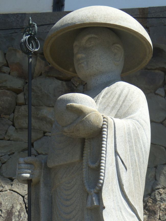 ~ 別格6番 龍光院 → 41番 龍光寺 → 42番 仏木寺 → 43番 明石寺 → 別格8番 十夜ヶ橋 → 44番 大寶寺 → 45番 観岩屋寺 ~<br /><br />お遍路も前回やっと愛媛にたどり着きました。<br />今回はついに松山に到着です!<br /><br />徳島を歩いてたときは、松山なんて遠い先で本当に辿り着くのか?とか思ってたものですw<br />まあ、高知は各種交通機関とレンタカーの力を借りないと無理だったわけですが。<br />ちなみに今回もレンタカー遍路です。そろそろ歩きたいっ<br /><br />本日は、奇岩に囲まれた山にあるお寺があるようで、歩き遍路に関係深いあのお寺にも寄ってみようと思います。<br />そして、松山といえば道後温泉!<br />何度か来たことのある大好きなところですー温泉~鯛めし~!<br /><br />それでは、いつものように夜行バスに乗るところからです。