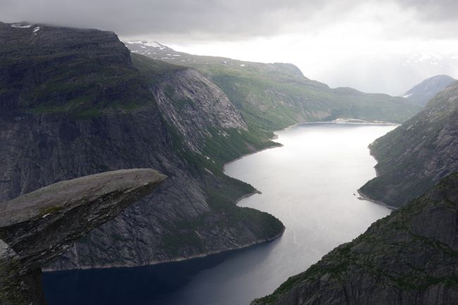 ２０１７年８月１２日～１５日でノルウェーの絶景ポイント、トロルの舌（Trolltunga)にテント泊で行ってきました。<br /><br />ノルウェーは自然に恵まれていてアウトドアが盛んで、自然は共有のものという考え方のもとキャンプをはじめとするアクティビティはかなり自由。トロルの舌周辺も例外ではなくて、一部を除いてどこでもテントを張ってキャンプができる。<br /><br />トロルの舌を訪れる場合、基本的には日帰りが大多数なのだが往復で10～１２時間かかる上、せっかくなので絶景をのんびり満喫したり、星空を眺めたりしたかったのでキャンプすることにした。<br />登山道は整備されているが、長時間未舗装の道を歩き続けるので、それなりの装備、体力ときちんとした計画が必要。今回はアムステルダムから３泊４日だったので、午前中にベルゲン（Bergen）に着くKLM便で行き、初日はハダンゲルフィヨルド観光と情報収集等の準備に充てた。