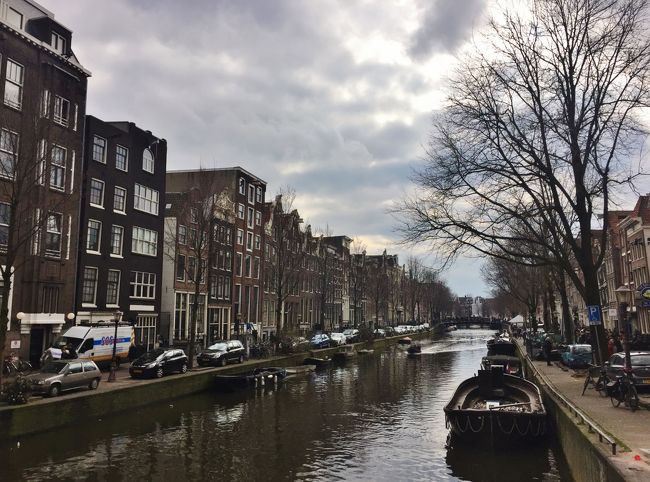 アムステルダムには、<br />いつかぜひ春に行きたいと思っていました。<br />チューリップが見たくて。<br /><br />そこで2週間の春休み、里帰りでKLMの<br />アムステルダムでの乗り継ぎで1泊する便を利用し、<br />1人でブラブラしてみることにしました。<br />(ダンナと息子も誘ってみたけど “興味ない” の一言・苦笑)<br /><br />3月31日15:55着、翌日4月1日14:25発の予定で、<br />慣れないところで1人では眠れないタチなので<br />女性だけのホステルに泊まってみることに。<br />人生3度目の“プチ”1人旅。ドキドキです。<br /><br />出発日の週末はイースターの祭日、<br />しかも春休みの最初の週末でもあり、<br />込み合うことが心配で3時間前に空港に到着。<br />すると・・・<br />「貴方の乗る便に問題があるので、<br />今すぐ出発の便に乗ってもらいます。<br />保安検査は最優先でやってもらえるら大丈夫。<br />とにかくすぐに！」ですと・・・・<br /><br />
