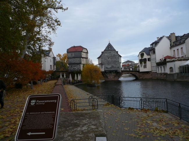 秋の旅はドイツの南西部・ラインラント・プファルツ州　&amp; ザールラント州を巡る旅である。期間：2010年10月18日（月）～11月01日（月）15日間の旅<br />2010/10/18 - 2010/11/01<br />先に主にワイン街道と古城ホテル、古城群を抜粋して掲載し、<br />次は毎日の食事を朝昼晩と、前後編で掲載しました。<br /><br />今回は訪れた町々の紹介です。<br />①この旅はAlzeyアルツァイから始まる。<br />②ドイツワイン街道を南に走り出す。<br />③プファルツのバルコニーと称される一帯は美しい秋だ。<br />④ハールト丘陵にプファルツのブドウ畑の海・秋の波が打ち寄せている。<br />⑤トリフェルス城を囲む光景は黄葉・紅葉の真っ盛りである。<br />⑥靴製造のメッカ・ピルマゼンスから公爵家の町ツヴァイブリュッケンへ<br />⑦7mのGollensteinゴレンシュタイン、巨人が巨石を投げたのか？<br />⑧パトカーに途中まで先導してもらったザンクト・ヴェンデルにはザールラントで最も美しい教会がある。<br />⑨ドイツの人々は10月を“黄金の10月”（Der goldene Oktober）と呼ぶ。ザール川沿いの道は文字通りの秋だ。<br />⑩ペアル・ネニッヒのローマのモザイク画とペアル・ボルクのローマ村（邸と博物館）<br />⑪ローマが造ったドイツ最古の都市トリアーはアルプス以北最大、“第二のローマ”と云われた。<br />⑫古代ローマ人が基礎を創ったドイツワイン、モーゼルワイン街道を走る。<br /><br />・・・・・<br /><br />写真はBad Kreuznach バート・クロイツナッハのNahebrueckeナーエ橋（めがね橋）