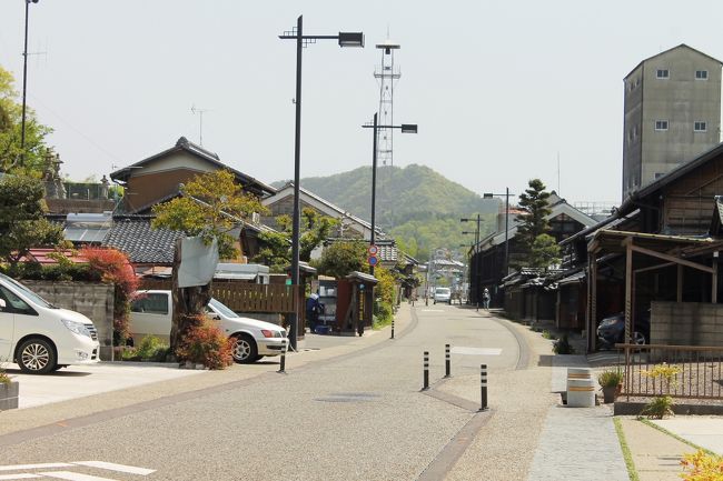 ４月16日(月)　晴　ＪＲ那加駅前から名鉄御嵩駅まで<br /><br />私が住む各務原市を中仙道が東西に貫いています。<br />或るキッカケで中山道を歩いてみようと言う気が起きました。そして、行動を起こしたのが、中山道を西へ歩くことです。第１回目として２月19日に各務原から岐阜市までを歩きました。そして回を重ね、６回目で４月４日に京の三条大橋に着き、一応の区切りを迎えました。<br />次は、東に向って歩くことです。私の性格はやり出したら、キッチリと遣らないと気が済まない性格です。体力、金力が持続するか判りませんが、東に向って歩くのを始めました。 <br /><br />第7回です。ＪＲ那加駅前から鵜沼宿まで行き、太田宿、伏見宿、を経て御嵩町の名鉄御嵩駅までを歩きました。歩き始め。各務原市内、中心部の中山道は国道21号線が大部分であり、車が多く往来しています。コース的に面白味に欠ける所です。<br />鵜沼羽場町から旧中山道となり、街道らしさの雰囲気を感じれました。時期的には、スミレの時期でいろいろのスミレを目にしました。岩屋観音を過ぎて木曽川沿いの街道を歩きました。日本ラインロマンテック街道と名付けられた街道です。景色は好いのですが、旧街道らしさが無いコースでした。太田宿の中心部に太田宿中山道会館が有りましたが、月曜で休館日でした。<br /><br />歩いていて、反対方向から歩いて来る人、4人に会いました。いずれも街道歩きを楽しんでいる。そんな人たちでした。<br /><br /><br /><br />ＪＲ那加駅前 　―　各務原市民公園 　―　六軒一里塚 　―　名鉄弧線橋　―　<br />ＪＲ弧線橋　―　山の前一里塚　―　衣装塚古墳　―　鵜沼宿脇本陣･芭蕉句碑　―　<br />大安寺大橋　―　高札場　―　赤坂の地蔵堂　―　合戸池　―　もりの本やさん　<br />―　うとう峠の一里塚 　―　岩屋観音　―　行幸公園―　　深田スポット公園　<br />―　虚空蔵堂 　―　太田宿中山道会館 　―　旅籠小松屋　―　神明水神公園　―　<br />古井の一里塚　―　太田橋　―　今渡・渡し場跡公園　―　今渡神社 　―　<br />恵土の一里塚跡　―　一本松公園　―　伏見宿本陣跡　―　比衣の一里塚　―　<br />鬼の首塚　―　名鉄御嵩駅　 <br /><br />感想<br />今日は東に向かって歩き出した、第1日目です。35キロ余りを歩きました。良く歩きました。<br />反対側から歩いて来る人、全ての人に話しかけました。何処から来たのとか、何処から何処まで歩くの？と、色々と言葉を交わせる事が面白いです。<br /><br /><br /><br /><br /><br />