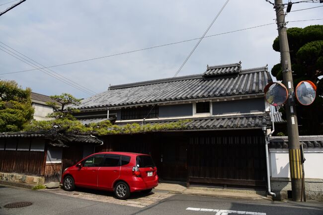 兵庫県たつの市新宮町新宮は、揖保川とその支流の栗栖川の合流地点に位置する水陸交通の要衝だった所で、新宮浜と呼ばれた揖保川と栗栖川水運の物流拠点として、また、南北に流れる揖保川に沿って伸びる宍栗街道と、栗栖川に沿って鳥取から島根へ至る因幡街道（出雲街道）が交差する追分として発展しました。<br /><br />揖保川上流の宍粟方面や栗栖川上流の三日月方面から集積され、高瀬舟で揖保川を下って龍野や網干方面に送られる荷物の中でも、龍野の淡口醤油の原料の一翼を担って大量に流通した大豆は、一旦新宮に集積された後、相場の高騰を待って取引されたと言われています。<br /><br />慶長５年（１６００年）の関ヶ原の戦いののち姫路藩領となった新宮は、藩祖池田重利が慶長１９年（１６１４年）の大阪冬の陣で功績をあげたことから１万石の大名に列せられ新たに新宮藩が成立し、陣屋町が形成されます。<br /><br />かつての街道が国道や県道に変わり、新たにＪＲ姫新線が走る現在の新宮は、ほとんどの町家が建て替えられ往時の面影が影をひそめてしまいましたが、ごくわずかながらも伝統的な町家が点在する町並みからは、歴史ある町としての郷愁を感じることができました。