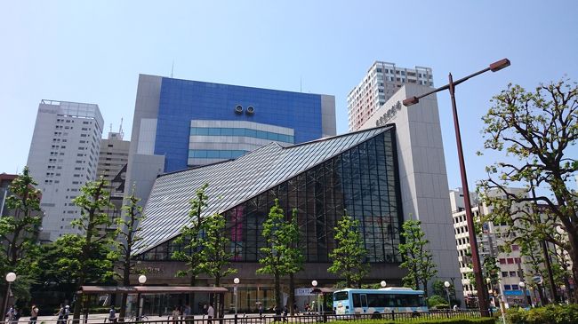 2018年4月29日、東京池袋の東京芸術劇場プレイハウスで三谷幸喜作・演出の「酒と涙とジキルとハイド」の芝居を観に行きました。<br />昨年も同時期に同劇場のシアターイーストで三谷幸喜氏の作・演出「不審~彼女が嘘をつく理由」を観に行きました。<br />昨年はややシリアスな部分もあり伏線が数多く張り巡らせてあり練りに練った作品という印象でしたが、今回はコメディの原点というような、勿論大変練られた演出でしたが役者さんの力量が前面に描かれるドタバタ感が最高でした。<br />観劇の前に芸術劇場内にあるレストランのでランチをしました。<br />とても美味しいイタリアンでした。<br />芸術劇場内は広くゆとりがあり人が多い状況でも圧迫感がなく快適でした。<br />アクセスも良く複数の飲食店もあり寛げる劇場です。<br />