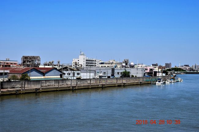 東京湾岸エリアには埋め立てによる人工島は沢山ありますが、妙見島(みょうけんじま)は、江戸川区と千葉県浦安市の境界、旧江戸川に浮かぶ中州のような東京23区唯一の自然の島、その姿から軍艦とも呼ばれている島です。<br /><br />妙見島は昔は江戸川区側のただの陸地だったそうですが、 島が川の流れによって少しずつ東に向かって動き初めて出来た自然島で昭和50年代にコンクリートで周囲を固められた今も少しずつ、東の浦安にむかって動いているそうです。<br /><br />島内殆どが産業廃棄物処理場やリサイクル工場で、信号もコンビニもありませんが、意外にも食品工場やマリーナ、ファッションホテルなどがあり、社宅もあるんで少ないながらも住民もおり、無人島ではありません。<br /><br />歩けるところを歩いても30分あればほぼOK。<br />特別観光できるスポットや、見どころもなく、休憩できそうな公園もないので、ふらっと行ってふらっと帰ってくる非日常的DEEPなスポット(^▽^;)<br />そんななんにもな~い島がテレビのタモリ倶楽部でも紹介されたので、こんななんにもない島を探検しに上陸する人もjh2fxv含めて(^^ゞちらほらいるようです。<br /><br />■江戸川区のHP妙見島<br />https://www.city.edogawa.tokyo.jp/edogawa100/edogawarashisa/machinami/046.html<br />