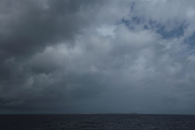 なんと、ここまで来て天気予報は大外れ。<br />初日から雨の中をフェリーはばく進。