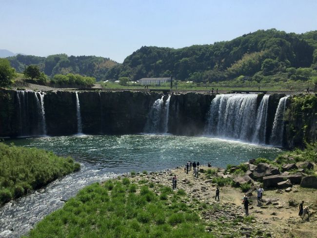 今回の旅行の目的地は原尻の滝です。道の駅原尻の滝の駐車場に車を止めるともう目の前に滝が見えています。日本の滝100選にもなっている原尻の滝は高さ20m、幅120mの東洋のナイヤガラの滝とも言われています。滝の上まで行けますのでそこから流れ落ちる光景を見てください。また滝は道路からも良く見えています。
