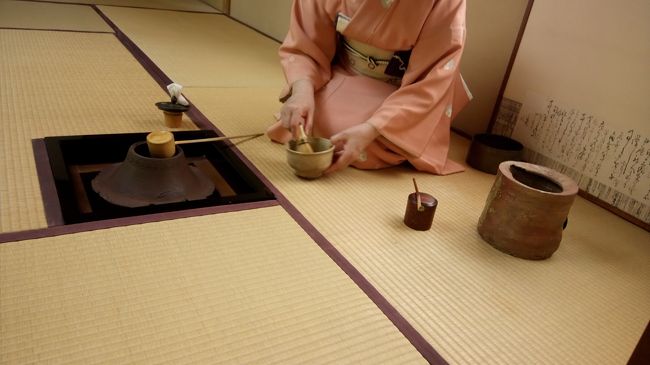 新潟県柏崎市にある木村茶道美術館が冬期休館開けで４月1日に開館の運びとなった。　毎年数回は行っており今年も足を運ぶタイミングを狙っていた。<br />いつもは電車で行くのだが、たまたま、甥っ子から250ccのスクーターを只で貰ったのでこのバイクで行くことにした。<br /><br />未だロングツーリングは一度しかなく今回が２度目である。　やはり運転がぎこちなく慣れないことおびただしかった。　<br />行きは開館時間内に余裕を持って着き、お茶室で２服頂いて大変満足した。　そのまま近くの山まで運転して山野草のオオイワカガミを見てきました。<br /><br />その後の帰りは日付が変わってしまうほど遅くなってしまった。　あろうことか深夜走行中に山の上でパンクしてしまいどうしようと愕然となってしまった。　0時20分　周囲に人家はなく携帯電話も繋がら無い。　いろいろ思案した挙句、電波が入る場所まで徒歩で戻り、まずは110番に電話して状況を説明。　1時半頃に男女ペアの警官が来て一緒に現場までパトカーに乗せられ実地検分をすることになった。　終わってからお陰様で人家が有るコンビニまで乗せてもらい、夜が明けるまでの５時間ぐらい其のへんでウロチョロしていた。<br /><br />７時前頃にネットで探した一番近所のバイク屋に電話したら運良く電話に出てくれて、現場まで軽トラで行ってもらいタイヤを見たら完全にバーストしていることがわかった。　昨夜は暗くてよく見えなかったのだが今日見てビックリ。　よく事故らないで良かったと思った。　結果として後タイヤをソックリ交換するのだが在庫取寄せで直ぐには出来ないということで出来たら連絡貰うことにして、家に帰った。