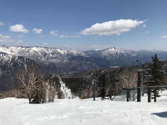 東京でも記録的な低温になり、全国的にも寒い冬だった2017~18の冬。大雪のニュースも頻繁に話題になり、今年はスキーシーズンも長いかな、と思っていたのですが、3月になってから一気に暖かくなり、雪がどんどん溶けていく。春スキーの営業を早々と打ち切るスキー場も多く、これは長くは滑っていられない。4月20~22日の札幌出張の翌日の休み、この日が今季最後の滑りになりそう。さて、どこで滑ろうか。定番のニセコもいいけれど、まだ足を伸ばしたことがないスキー場に行ってみよう。選んだのが前から気になっていた大雪山黒岳スキー場。札幌から旭川に移動し、レンタカーで向かいます