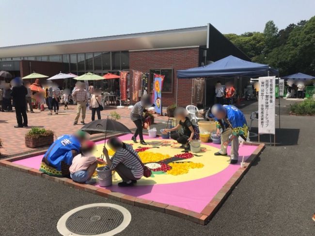 野木フラワーカーペットというイベントが行われていたので行ってきました。<br />フラワーカーペットは、生花を敷き詰めて絵を作ります。<br />なお、会場となった野木町煉瓦窯には、明治から昭和にかけて煉瓦生産を行っていた窯があり、修復工事2周年ということで窯ものぞいてきました。