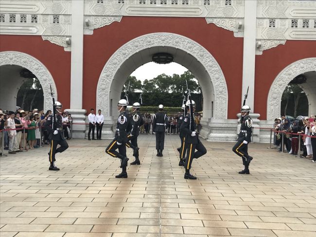 社畜まぁこ、前回のグアム旅行の余韻から勢いで決めた初の台北旅行。<br />今回は人生初の完全個人手配！<br /><br />何もかもが初めて尽くし。<br />旅ど素人のまぁこに出来る事はあなたにも出来る！<br /><br />個人手配で台湾旅行をお考えのあなたへ！<br />少しでもお役に立てれば光栄です.｡ﾟ+.(･∀･)ﾟ+.ﾟ<br /><br /><br />【3日目】2018年4月30日㈪祝<br /><br />忠烈祠→ホテルチェックアウト→桃園空港