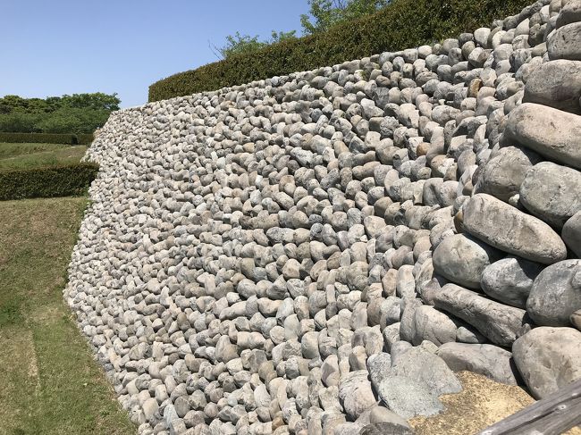 横須賀城跡<br /> 遺構:石垣・曲輪・堀等。<br /><br />丸を帯びた珍しい石垣。<br />大手門跡が東西の2箇所あった。