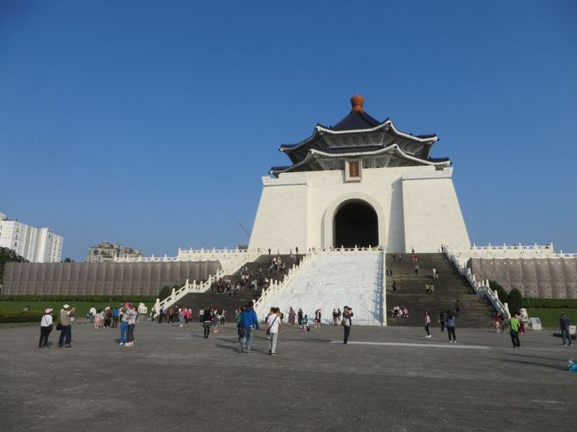 3泊4日で知人とLCCで行ってくる台湾旅行。<br />別の知り合いと台北、台南で遊んだあとそのメンバーとは別れ、<br />3日ほど台湾から離れていましたが、また別のメンバーを台湾にお迎えするため、<br />ふたたび戻ってきました。<br />前半であらかじめ「下見」していたところをはじめ、なぜか「ご案内」する立場に。<br /><br />3/18~20 知人ら3人と台北、台南<br />3/21 ひとり勝手にシンガポール<br />3/22 香港まで戻ってくる<br />3/23~15 別の知人ら5人で、台北 ←ここの前半