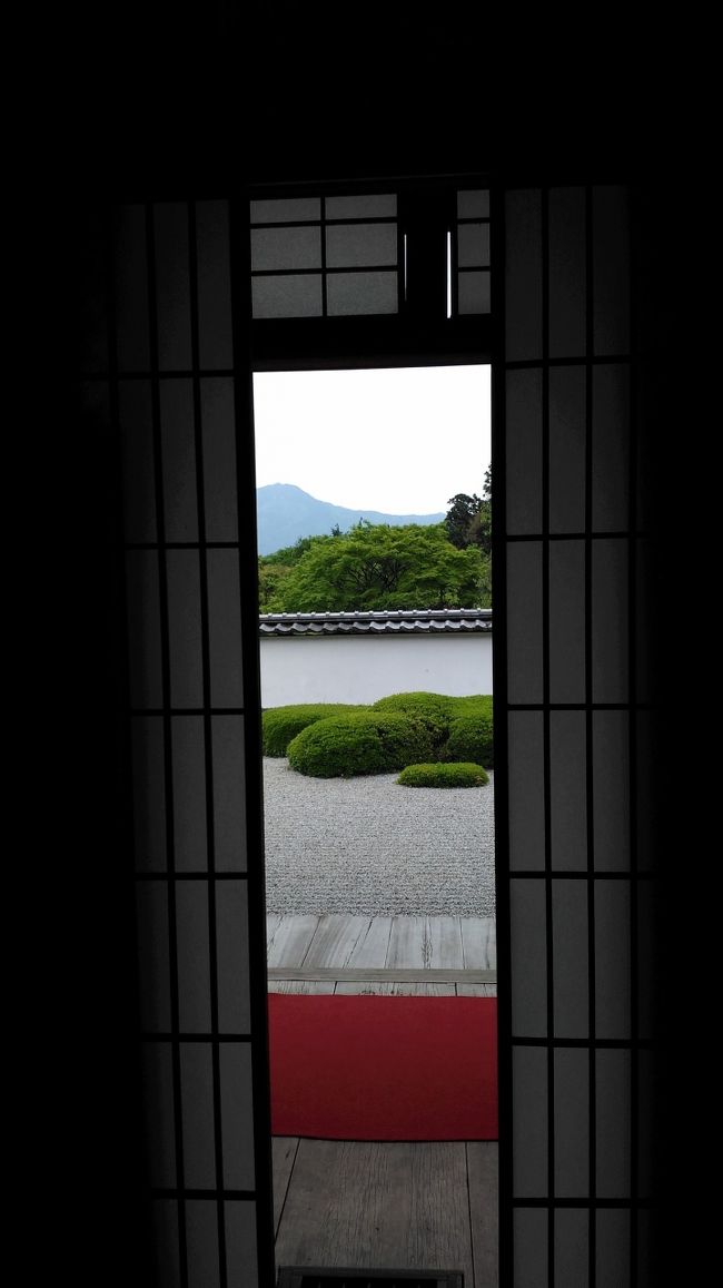 京都のGWはどこへ行っても人、人、人。<br />穴場はないものかと探しているうちに西賀茂方面が何やら良さそう・・<br />ということで、春（初夏？）の一日、京都歩きを楽しんできました。<br />ついでに京都のGW期間中は非公開文化財の特別公開が目白押し。<br />そのうちの二つをめぐってきました。<br /><br />上賀茂神社（特別公開）→神光院→正伝寺→西方寺→大徳寺（特別公開）