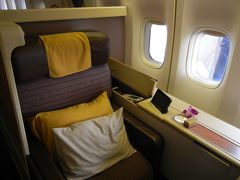 タイ国際航空　バンコク～香港　ファーストクラス　搭乗記　２　（B747-400　74Nタイプ　搭乗編）