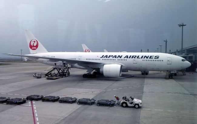 4月下旬、大型連休の直前にシンガポールで仕事があり、日本航空(JAL)のプレミアムエコノミー（Pエコノミー）で東京ーシンガポールを往復しました。行きは午前便（JL037)帰りは深夜便(JL038)です。シンガポールは何度か訪問したことがありますが、JAL便利用は初体験です。シンガポールでは4日滞在後、現地を午前1時50分発の深夜便で帰国予定です。<br /><br />仕事は有名ホテルのマリーナベイサンズ付属の施設でありましたので、時間を見つけてホテル関連施設とベイエアリアの観光もしてみたいと思います。出発は月曜日でしたので、航空便はあまり混んでいないだろうと思いましたが、Pエコノミー席はほぼ満席でした。帰国便もビジネスに若干の空席がありましたが、エコノミー席は殆ど埋まっていました。東京ーシンガポール間を行き来する人は結構多い感じです。