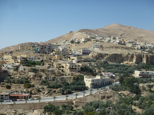 2018年GWはヨルダンのぺトラ遺跡とイスラエルに行ってきました<br />乗継でカイロとバンコクにも寄っています<br /><br />【今回の行程】<br />4/28 東京~フランクフルト~(夜行フライト)<br />4/29 カイロ~アンマン~ぺトラ(ワディムーサ)<br /><br />※旅の経緯や全行程、フライトなどはこちら→https://4travel.jp/travelogue/11356586<br /><br />【今回のフライト】<br />28 APR LH 717 C HND FRA 1405 1845<br />28 APR LH 584 C FRA CAI 2215 0215(+1)<br />29 APR RJ 508 Y CAI AMM 0700 0915<br />(ルフトハンザ航空のHPで購入したビジネス航空券「カイロ/チューリヒ/東京(HND)/フランクフルト(FRA)/カイロ(CAI)」の残り)<br />(JMB特典で手配したロイヤルヨルダン航空エコノミー航空券「カイロ(CAI)/アンマン(AMM)//テルアビブ(TLV)/アンマン(AMM)/カイロ(CAI)」15,000マイル+Tax)<br /><br />【今回の宿泊】<br />4/29 ぺトラ ヴィーナス・ホテル シングル<br />(www.booking.comで予約 )
