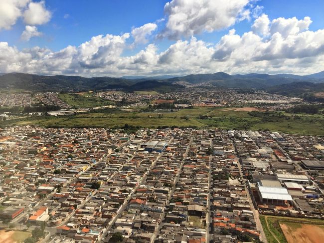 P3です。<br />少々前の出張ですがブラジルに行ってきました。<br />医療機器関係の開拓でサンパウロ、ソロカバおよびクリチバを周ってきました。<br />観光もほとんどできずにあまり写真も撮っていませんが、当時を思い出して投稿します。<br />当時当地（北米）からサンパウロには、ユナイテッドでJFK経由、アメリカンがダラスやらJFKやらマイアミ経由、加えてエアカナダがトロント経由で入れました。一緒に出張した同僚はアメリカン縛りなのダラスからの夜行便。私はエアカナダが一番料金安かったのでトロント経由での往復です。<br />4月5日　　当地発トロント経由（夜行便での）サンパウロ<br />4月6日～　サンパウロ/クリチバ/ソロカバ<br />4月10日　 サンパウロ発（夜行便）トロント経由帰国（4月11日着）<br /><br />ではおつきあいください。