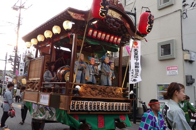 　府中くらやみ祭りでは24台の山車が行列するというので出掛けてみた。この台数は川越祭りに匹敵する数だ。府中の辻の奥に山車が整列しているようなので見に行った。<br />　山車は4輪である。しかし、車輪の径は小さいものだ。川越祭りの山車は江戸の祭りで使用されていたものを払い下げてもらったものは2輪で、その後、1輪足して3輪のものもあるが、大抵は4輪である。山車の上でお面を被って踊っているのは、さすがに同じ武蔵の国の祭りだ。しかし、山車は漆が塗られている訳ではなく、欅の白木の彫刻で飾られているだけだ。丁度、鹿沼祭りの山車のような彫刻だ。秩父であれ、本庄であれ、山車は漆が塗られ金箔が張られているので、少しがっかりした。ユネスコ無形文化遺産「山・鉾・屋台行事」になっている33祭では、白木のものは珍しいくらいだからだ。また、高山祭りでも夜の山車巡行では全面に提灯を付けて、LEDが出る前にはバッテリーが2時間で切れるのでその巡行時間が決まっていたくらいだ。屋根に提灯を付けていたのは1台だけだったので不思議な気がした。また、子供たちも踊り手として多く参加しているので、午後8時になると子供たちを帰して大人だけで巡行するのだろう。<br />（表紙写真は山車）